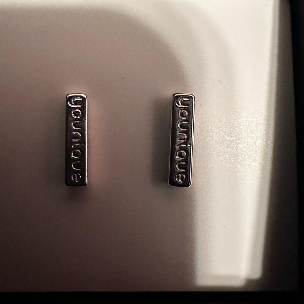 Younique .925 Silver Bar Stud NEW
